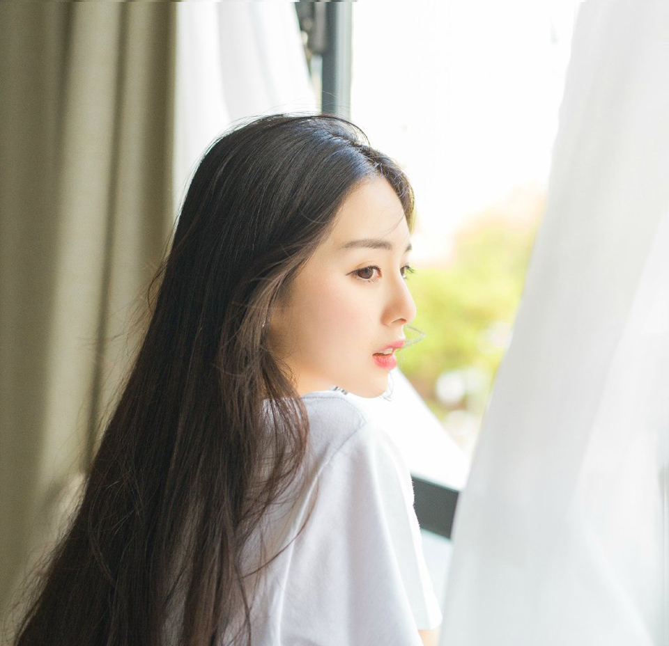 最深最和平的快乐，就是静观土地与人世，慢慢品位出它的美与和谐。这份快乐，乍一看也许平淡无奇，事实上，它深远而悠长。在我，生命的享受就在其中了。让那永不醒觉的人自生自灭好了，如果他们抱怨，我们把耳朵塞起来。因为，他们不肯对人生对世界，对生命，有一丝一毫感激的心。我喜欢把快乐当做一种传染病，每天将它传染给我所接触的社会和人群。